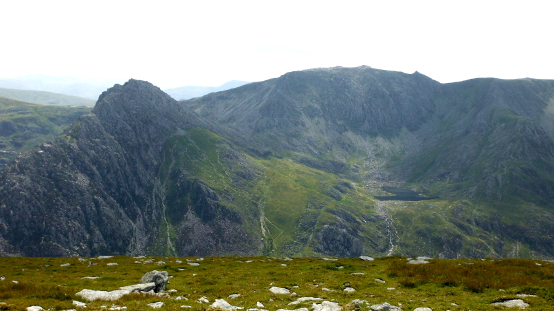  looking across to Tryfan, Glyder Fâch, and Llyn Bochlwyd 