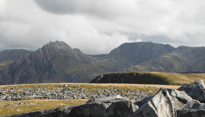  looking over to Tryfan, Glyder Fâch, and the ridge Y Gribin 