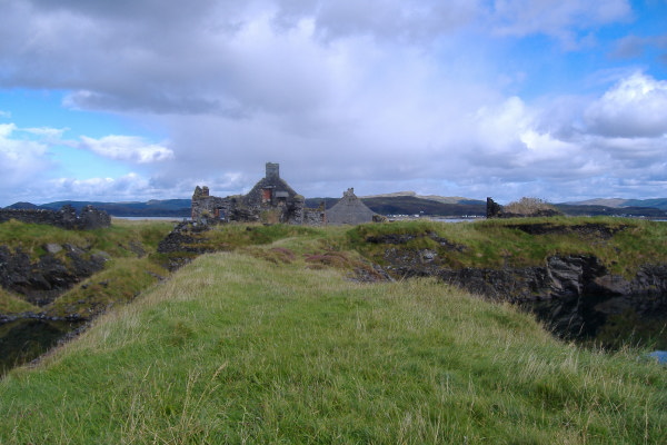 photograph of the remains of the big house on Belnahua