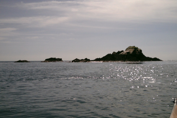 photograph of the hole through the rocks at low tide 