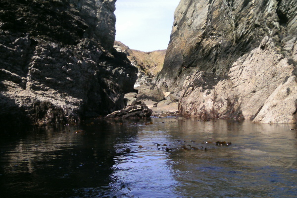 photograph of the boulders blocking access to the beach at Penrhyn Mawr at low tide 