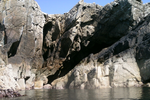 photograph of another diagonal gash in the cliff 