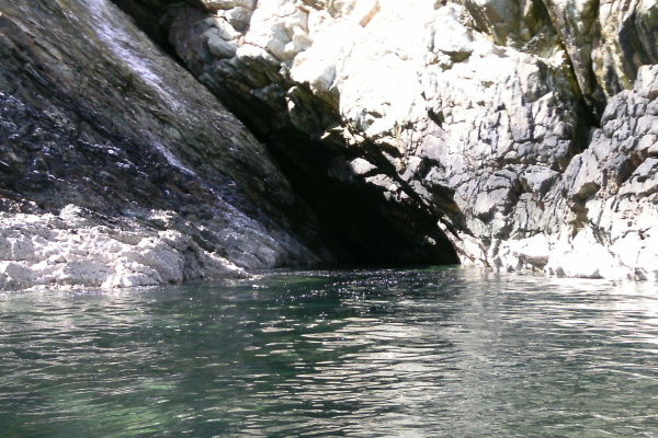 photograph of the entrance to the cave 