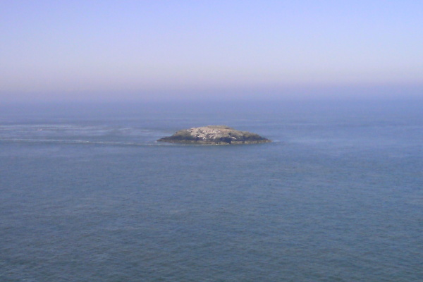 photograph looking across to Middle Mouse from up on Dinas Gynfor 