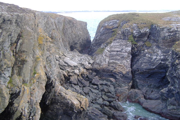 photograph of the ridge of boulders connecting Dinas to the mainland  