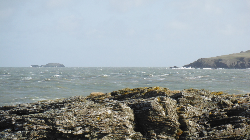 waves breaking over Middle Mouse and Wylfa Head 