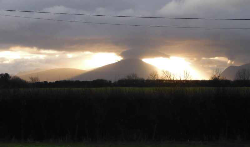  unusual lighting over Moel Eilio 