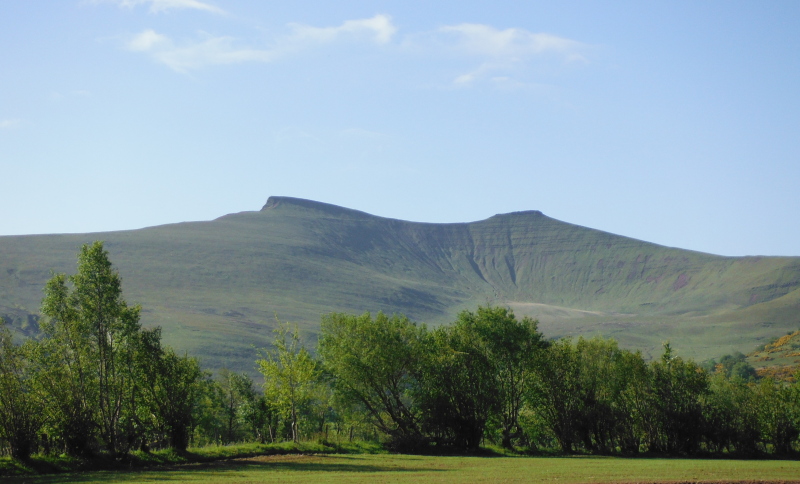  looking up at Pen y Fan and Corn Du 