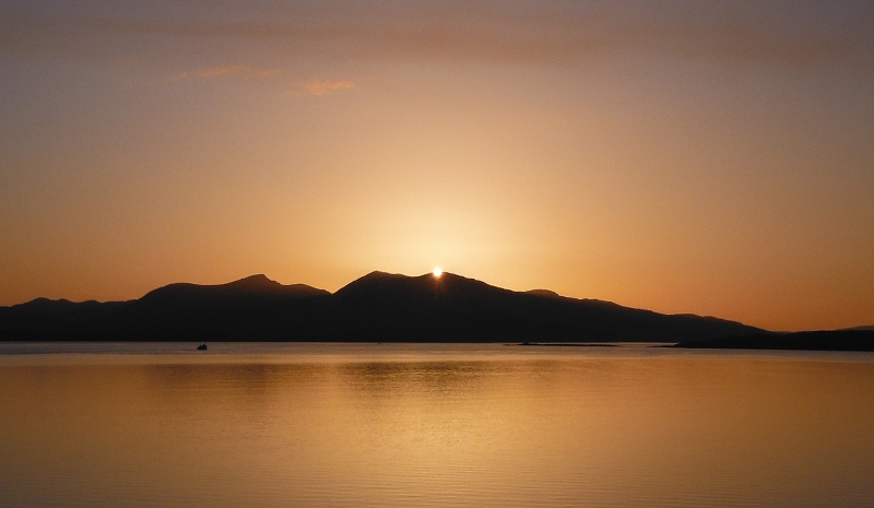  the sun setting behind Dùn da Ghaoithe 