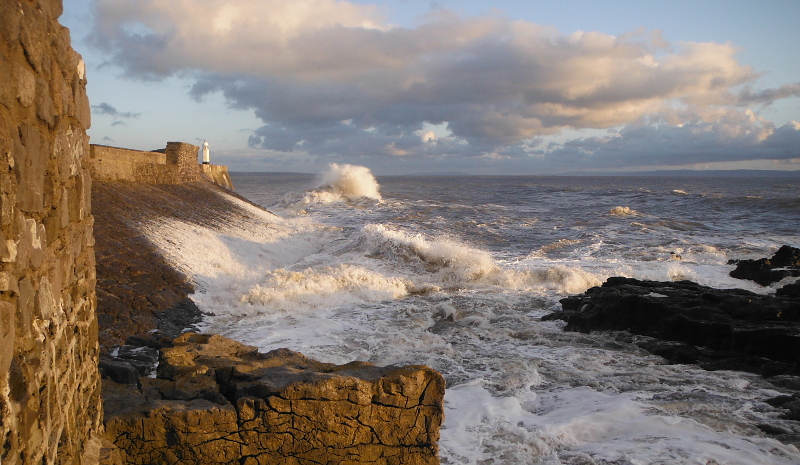  the waves around the pier 