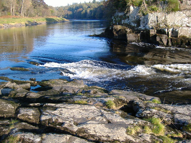 photograph of the rocky ledge river right at the Linn at a very low level